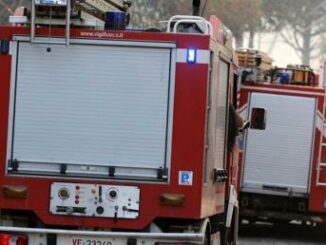 Napoli incendio a Fuorigrotta colonne di fumo nero evacuata luniversita