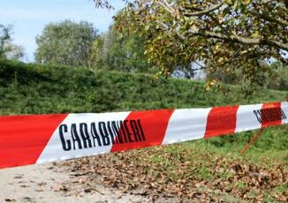 Arezzo donna trovata morta in un campo si indaga per omicidio