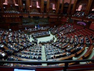 Berlusconi attacco M5S durante commemorazione Forza Italia lascia Aula