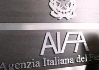 Farmaci da Aifa nota ai medici su anti vampate e rischio grave danno epatico