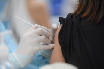 Covid Italia somministrati 669.935 vaccini. Oltre meta in 3 Regioni