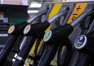 Benzina e diesel oggi prezzi in rialzo alla pompa