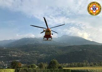 Esce per scattare foto notturne in montagna si accascia su sentiero e muore