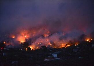 Grecia maxi incendio a nord di Atene