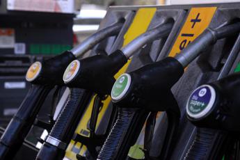 Prezzo benzina in calo oggi e il piu basso da inizio 2023 quanto costa