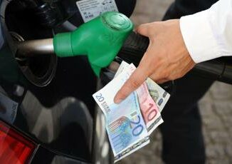 Benzina e diesel prezzo in calo quanto costa fare il pieno oggi