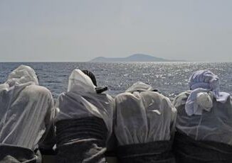 Migranti in 16 su pattugliatore della Marina in viaggio verso lAlbania