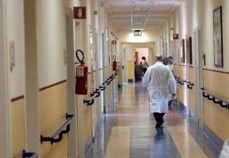 Roma va in ospedale per un mal di gola e muore a 44 anni