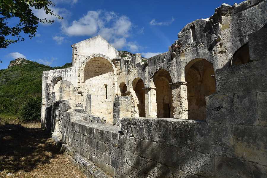 Sedini (SS), valle di silanis con la chiesa di san nicola e la domus de janas (C)FAI