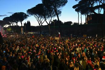 25 novembre donna con bandiera Palestina aggredita al corteo a Roma