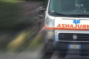 Auto si schianta contro un albero morti due ventenni a Roma