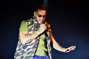 Capodanno con Emis Killa a Ladispoli e polemica. Il sindaco Mentalita da paesello