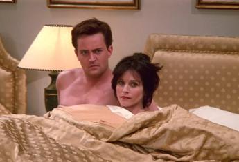 Courtney Cox ricorda Matthew Perry con scena di Friends Mi manchi ogni giorno