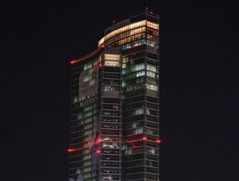 Giornata contro la violenza sulle donne i palazzi di Regione Lombardia si colorano di arancione