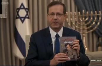 Israele Herzog mostra copia del Mein Kampf Era a casa di un terrorista a Gaza