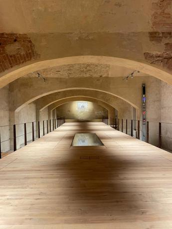 La strada interna dellantico ospedale di Santa Maria si svela alla citta di Siena