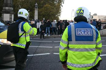 Londra scontri tra estremisti di destra e polizia a marcia pro Palestina oltre 100 arresti