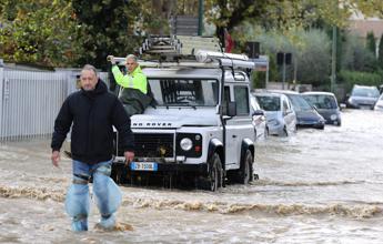 Maltempo in Toscana a Prato esonda torrente Bagnolo