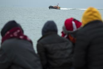 Migranti notte di sbarchi a Lampedusa arrivati in centinaia