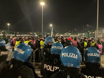 Milan Psg francesi danneggiano cabina metro e provano a sfondare schieramento polizia