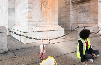 Milano attivisti di Ultima Generazione imbrattano Arco della Pace