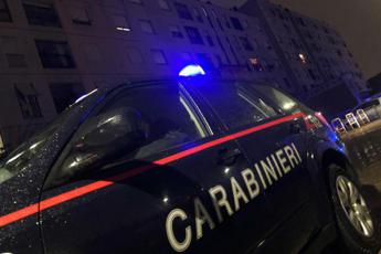 Picchia la moglie con una sedia e la sbatte contro un vetro 47enne arrestato a Bologna