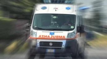 Roma tragico incidente sulla Casilina ciclista muore dopo scontro con un autocarro