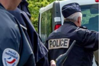 Scene di guerra fuori da liceo Lione lanciati fuochi dartificio