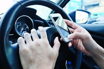 Video mentre guidano sorpassi senza freccia e alta velocita gli italiani al volante