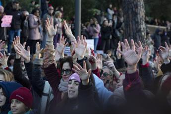 Violenza sulle donne dallimpiegata alla manager le voci al rientro al lavoro dopo la maxi mobilitazione