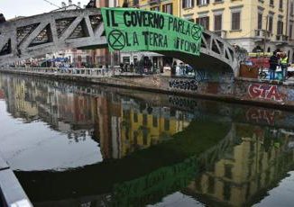 Blitz attivisti Extinction Rebellion da Venezia a Roma fiumi tinti di verde