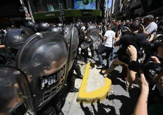 Buenos Aires scontri durante le proteste contro il maxi decreto Milei