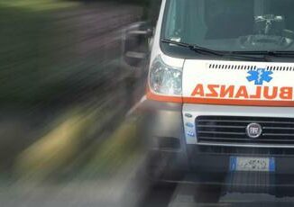 Due operai intrappolati in bilico in centro logistico Brianza uno perde una mano