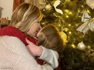 Giorgia Meloni la foto con la figlia per gli auguri social