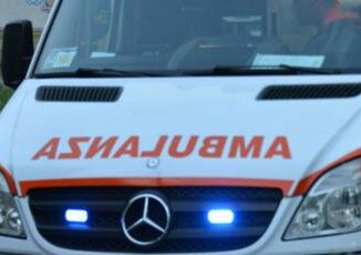 Incidente a Novara auto si schianta contro un palo morto 28enne