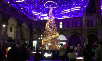 Milano auguri natalizi di Baci Perugina illuminano Piazza dei Mercanti