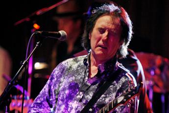 Morto Denny Laine fondo i Wings con Paul McCartney aveva 79 anni