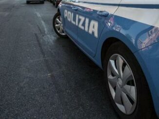 Roma aggredisce una donna a sediate e morde i poliziotti