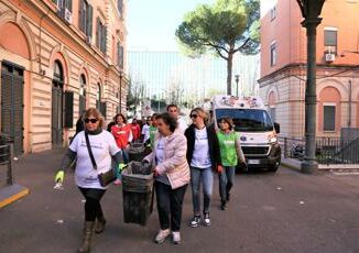 Roma dipendenti e cittadini ripuliscono spazi comuni Umberto I