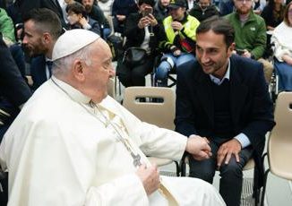 Scultura lartista iraniano Howtan Re dona a Papa Francesco il suo Cristo col piercing