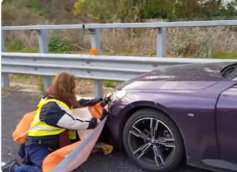 Ultima Generazione blocca traffico A12 vicino Roma due attivisti quasi investiti Video