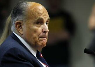 Usa Rudy Giuliani gia sul lastrico condannato a 148 milioni di risarcimento