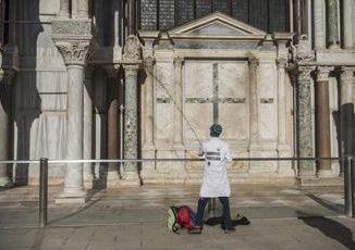 Venezia blitz di Ultima Generazione contro la Basilica di San Marco