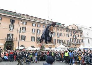 A piazza Navona tutto pronto per larrivo della Befana dal cielo