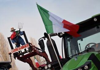 A1 protesta agricoltori blocca traffico chiuso il casello di Orte