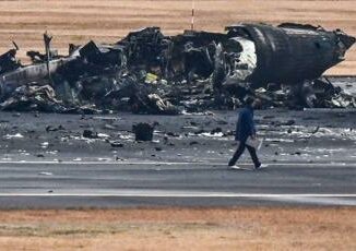 Aereo in fiamme a Tokyo volo di linea aveva permesso di atterrare