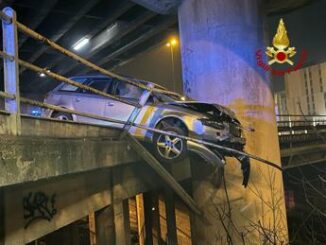 Auto sfonda guardrail e resta in bilico sul cavalcavia illeso il conducente