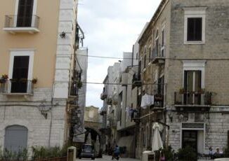 Bari camion gli urta il balcone marito e moglie cadono giu dal primo piano