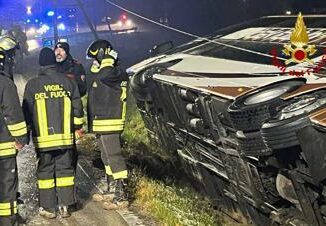 Bus con 79 turisti bosniaci a bordo esce fuori strada e si ribalta nel veneziano oltre 30 feriti