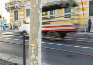 Cavo acciaio teso in strada a Milano fermato complice si cerca terza persona